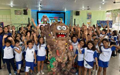 ‘Monstro do Esgoto’ encanta crianças durante lançamento do 11º Concurso de Desenho da Samar