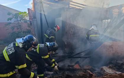 Incêndio atinge casa abandonada no Jardim das Paineiras