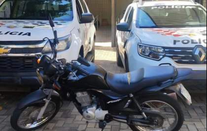 PM recupera moto furtada e prende jovem por receptação