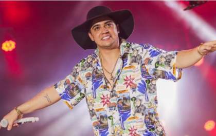Natanzinho Lima bebe demais, passa do ponto e é retirado do palco durante show no Ceará