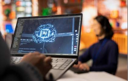 Brasil e América Latina avançam em interesse por IA, mas ainda ficam atrás dos EUA em maturidade digital, aponta estudo