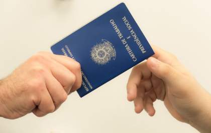 Brasil atinge recorde de trabalhadores contribuindo para a Previdência, aponta IBGE