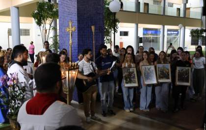 'Vigília da Misericórdia' reúne jovens no Centro de Convivência do Unisalesiano