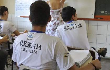 Programa Pé-de-Meia reduz evasão escolar no ensino médio em 43%, aponta MEC