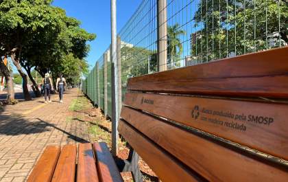Pompeu ganha bancos feitos com madeira reciclada