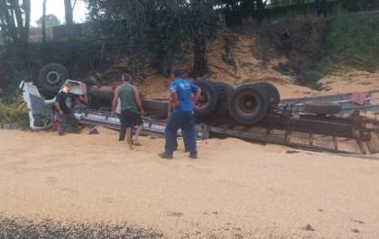 Caminhão tomba e mata motorista e 2 adolescentes de Piacatu