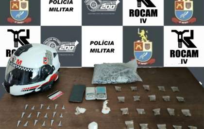 PM prende 2 jovens com drogas em casa no bairro Colinas em Birigui