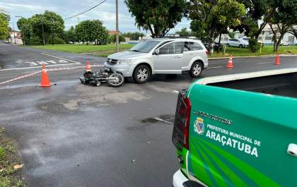 Mulher fica ferida ao invadir preferencial e ter moto atingida por carro