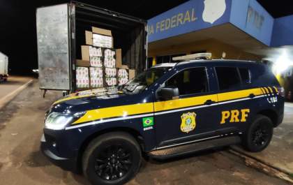 PRF apreende 20 mil maços de cigarros contrabandeados na BR-262 em Água Clara