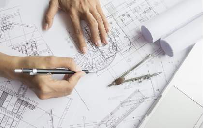 Arquitetura em terrenos em declive: estratégias para criar casas sofisticadas e bem implantadas?
