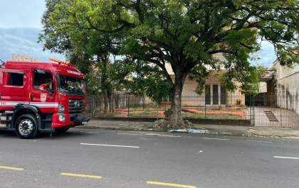 Bombeiros são chamados para apagar incêndio em casa em Araçatuba e encontram lixo acumulado