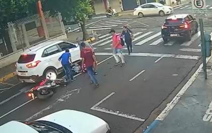 Mulher com CNH suspensa bate moto na traseira de carro parado em semáforo em Birigui