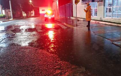 Prefeitura remove lombofaixa na rua Siqueira Campos