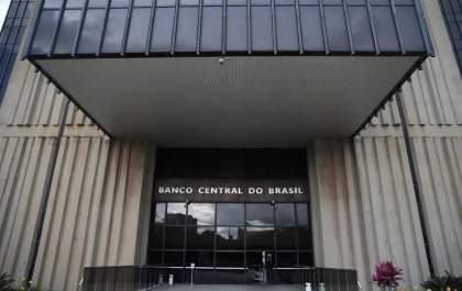Economia brasileira cresce acima do esperado em fevereiro