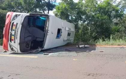 Ônibus tomba após colisão com carreta na MS-240 em Paranaíba
