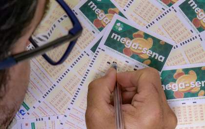 Mega-Sena acumula em R$ 6 milhões e 42 apostas de MS acertam a quadra