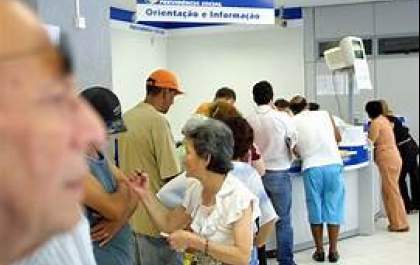 Aposentados e pensionistas recebem 13º do INSS a partir desta sexta