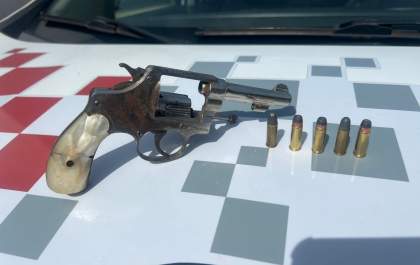 Homem é preso por porte ilegal de arma de fogo e desobediência em Andradina