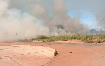 Incêndio mobiliza Bombeiros e Defesa Civil no Jardim das Acácias