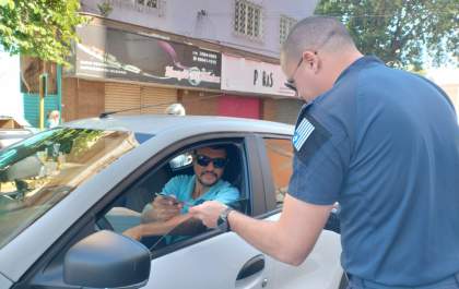 Respeito à faixa de pedestres é tema de pit stop em Araçatuba