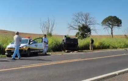 Homem morre ao ter carro atingido por caminhão na Elyeser