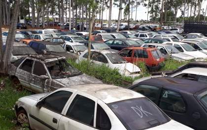Detran notifica donos de veículos abandonados em pátio e dá prazo antes de leilão
