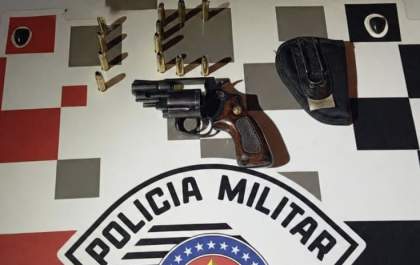 PM prende homem com revólver ao flagrá-lo trancado com a esposa no quarto de residência em Birigui