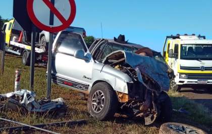 Jovem de 18 anos ferida em colisão entre caminhonetes está na UTI