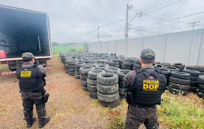 DOF apreende quase 2 mil pneus novos escondidos em carga de pneus usados