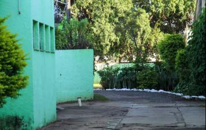 Recepcionista é baleada no tórax em assalto de R$ 35 em motel na Capital