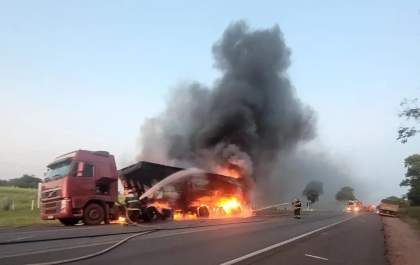 Carreta carregada com minério de ferro pega fogo e fica destruída na BR-262