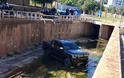 Condutor de caminhonete que caiu no Biriguizinho recusou bafômetro