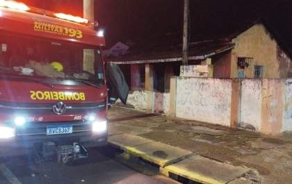 Incêndio atinge casa abandonada no Centro durante a madrugada