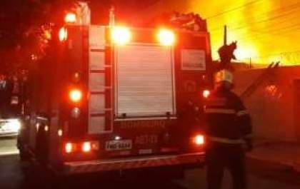 Incêndio destrói casa no bairro Traitu