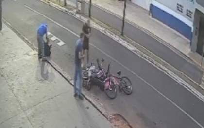 Motociclista é socorrido inconsciente após bater em bicicleta em Birigui