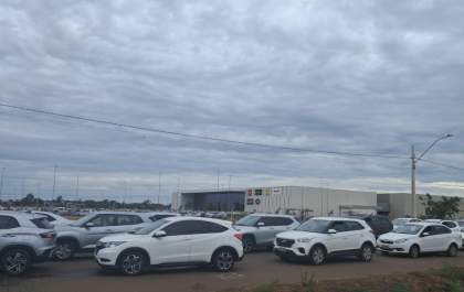 Carreta tomba na rotatória do Shopping e causa caos no trânsito