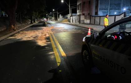 Trânsito é interditado na Baguaçu após carro bater em árvore