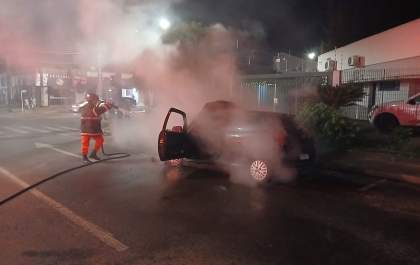 Veículo pega fogo em frente à Câmara Municipal e mobiliza Bombeiros
