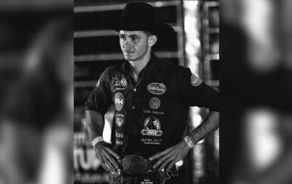 Peão morre após ser pisoteado por touro em rodeio