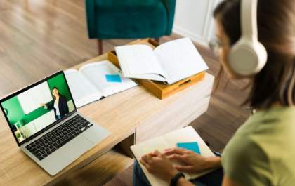 Digitalização das escolas brasileiras avançou de forma desigual entre 2000 e 2024, aponta levantamento