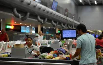 Inflação oficial desacelera em abril, mas preços de alimentos e remédios pressionam índice
