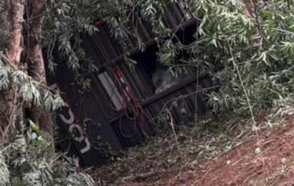 Carreta com gado despenca em ribanceira na Serra do Sucuriú e deixa motorista gravemente ferido