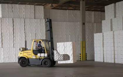 Relatório do Bradesco BBI aponta desaceleração da demanda global enquanto a Suzano eleva preços de papel em meio à pressão de custos