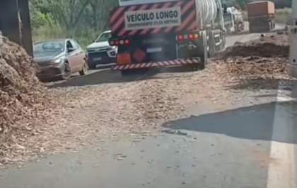 Acidente entre carretas deixa trânsito lento na BR-262