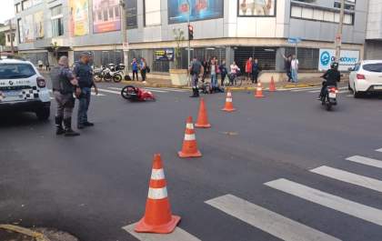 Colisão entre moto e Biz interdita trânsito na Araçás