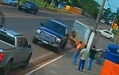 Reboque se solta de caminhonete e quase atinge trabalhadores em Água Clara
