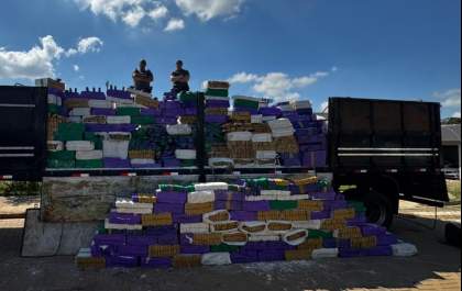 PM apreende carreta com 24 toneladas de maconha