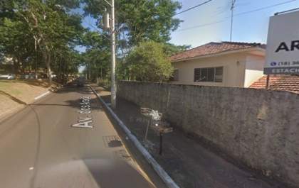 Motociclista morre ao bater em poste na Fundadores