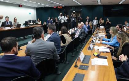 Comissão adia votação que reduz escala 6x1 para 40 horas semanais