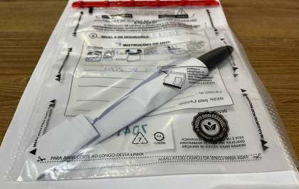 Jovem de 24 anos é presa acusada de ferir a companheira com golpes de faca